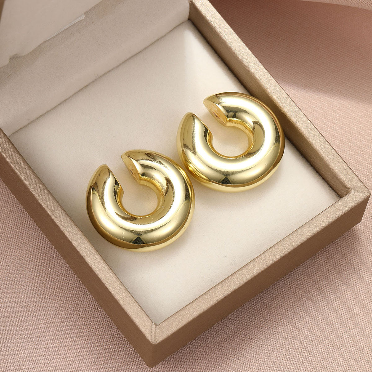 Exaggerated Hollow Ear Geometric Shaped Clip Earrings