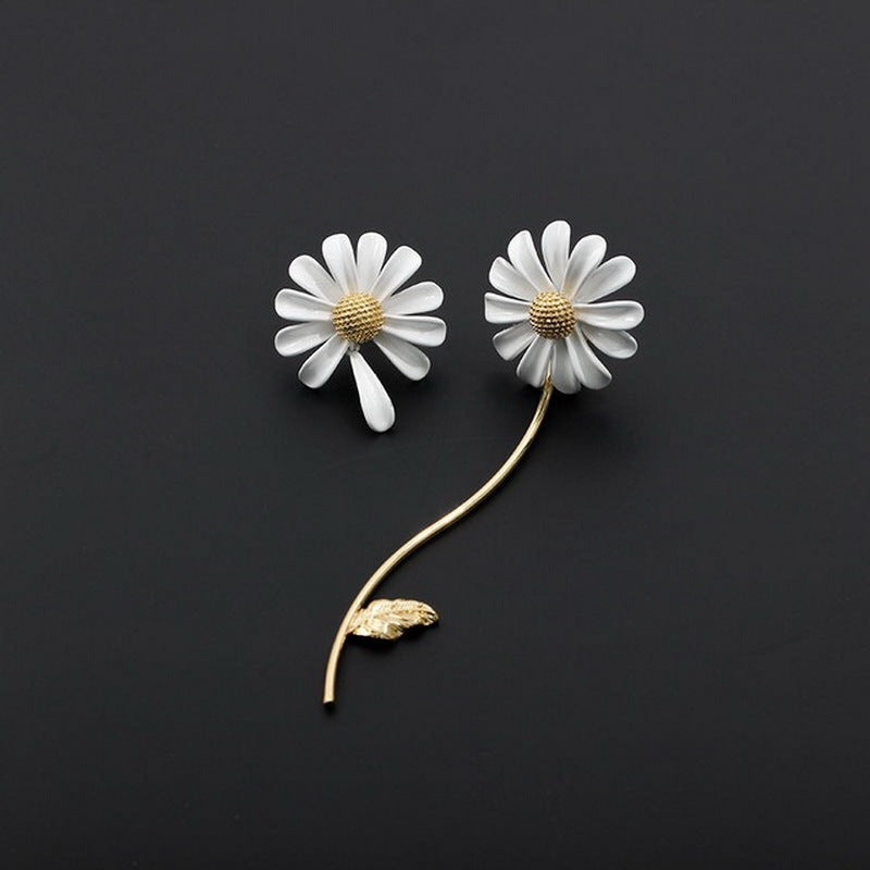 High-grade White Daisy Graceful Mori Bee Earrings