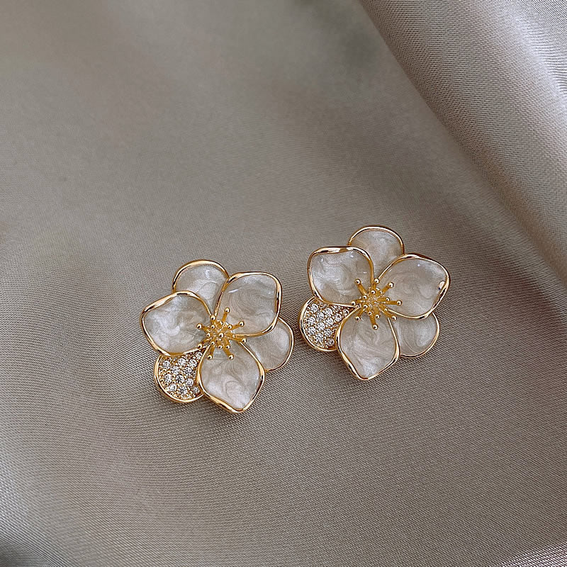 Women's French Gentle Flower Elegant Design Light Earrings