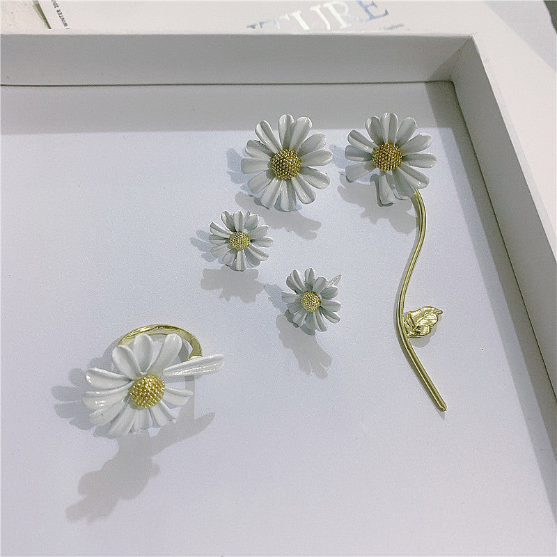 High-grade White Daisy Graceful Mori Bee Earrings