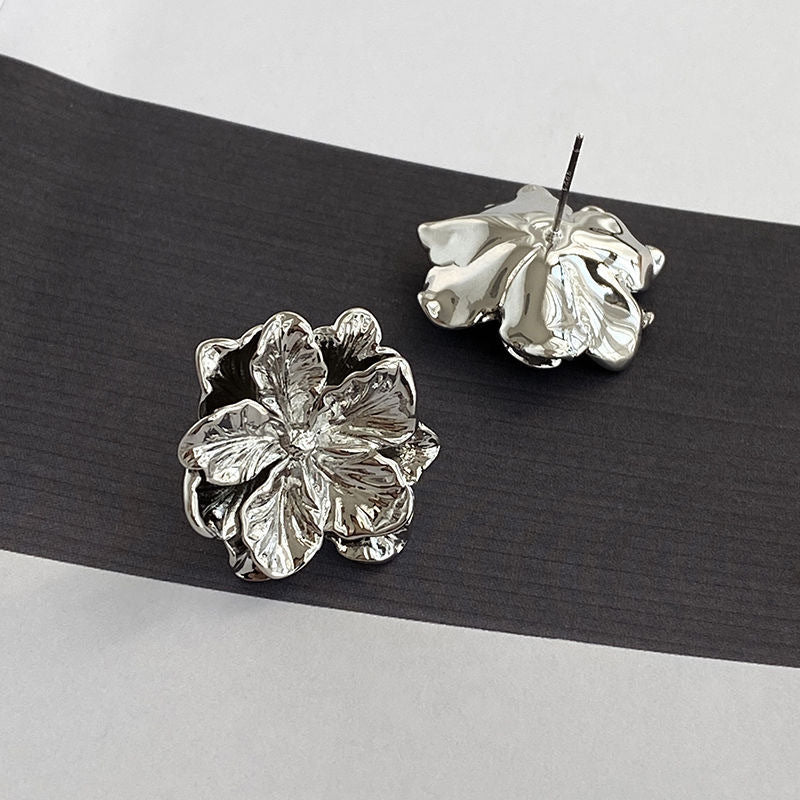 Simple Exquisite Versatile Little Daisy Design Earrings