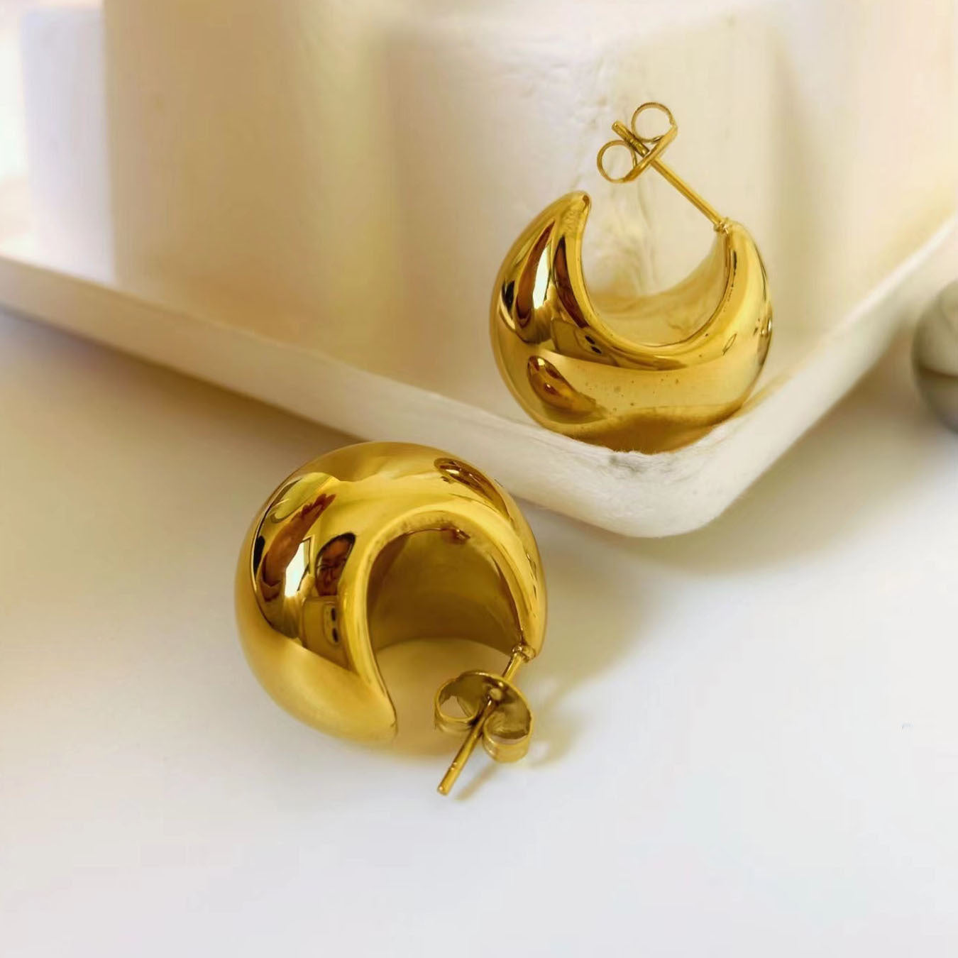 Gold-plated Fashion Metal Fertilizer Shaped Glossy Moon Temperament Earrings