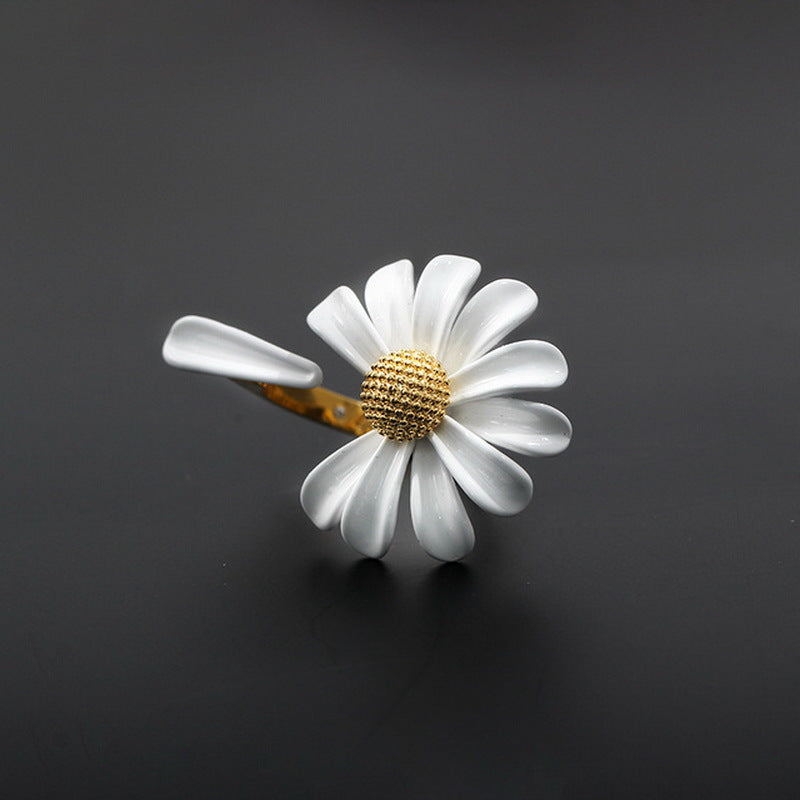 High-grade White Daisy Graceful Mori Bee Earrings