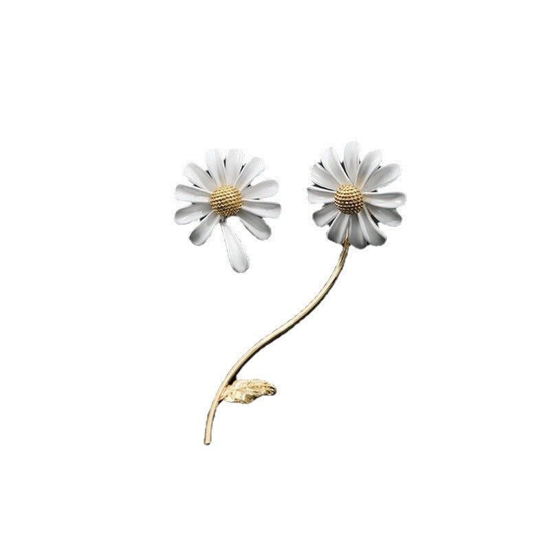 High-grade White Daisy Graceful Mori Bee Earrings